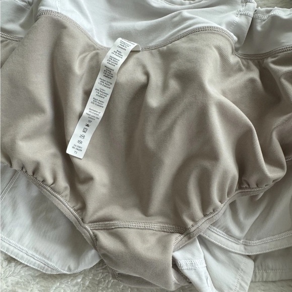 Lululemon Hotty Hot High Rise 2.5” Shorts White Size 8 Running Workout Gym - Picture 7 of 7